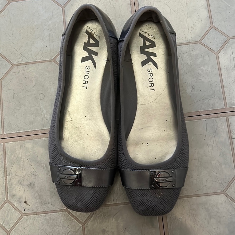 Anne Klein flats size 8; free shipping